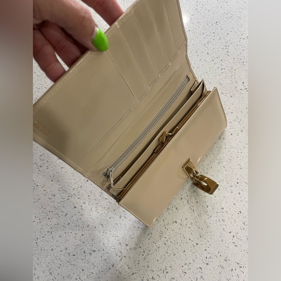 Gucci Wallet Like New (EUC) - Picture 9 of 15
